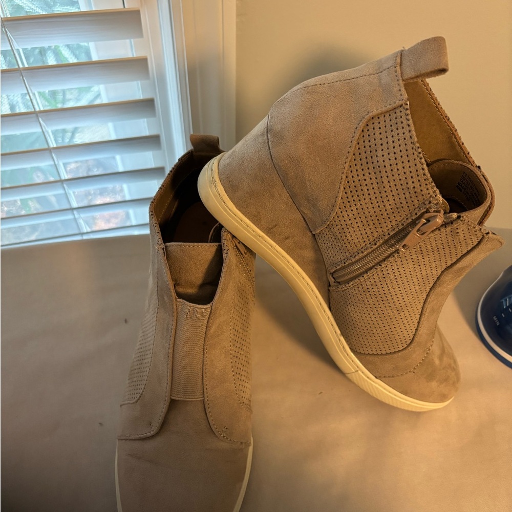 Shoes - Picture 5 of 6